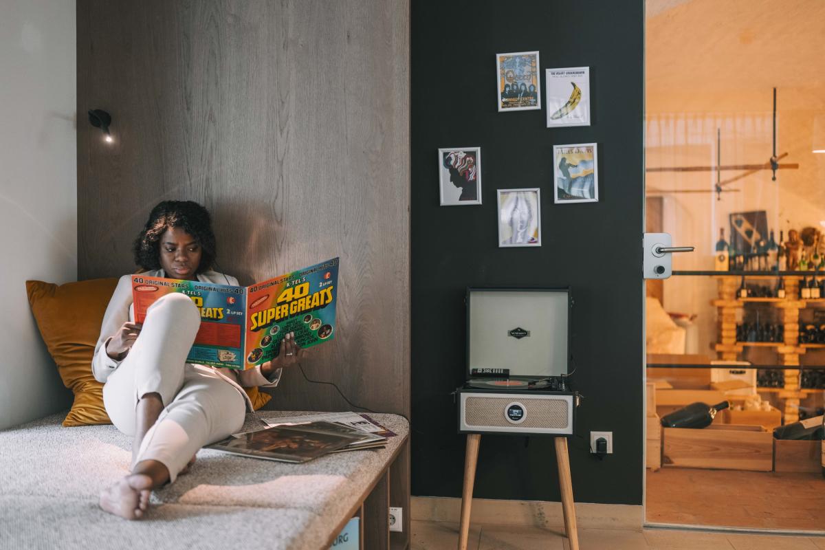 Frau mit Schallplatten