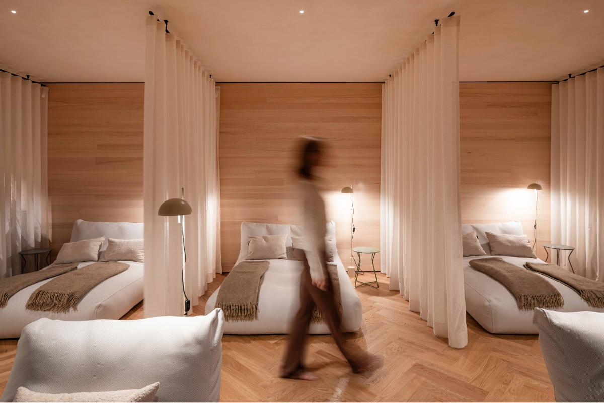 Frau im Ruhehaus im Hotel Sturm