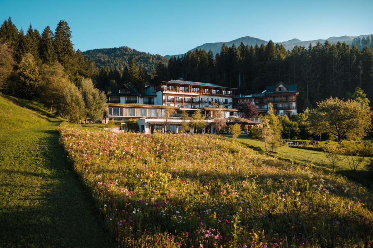 Der Daberer Hotel mit blühender Blumenwiese