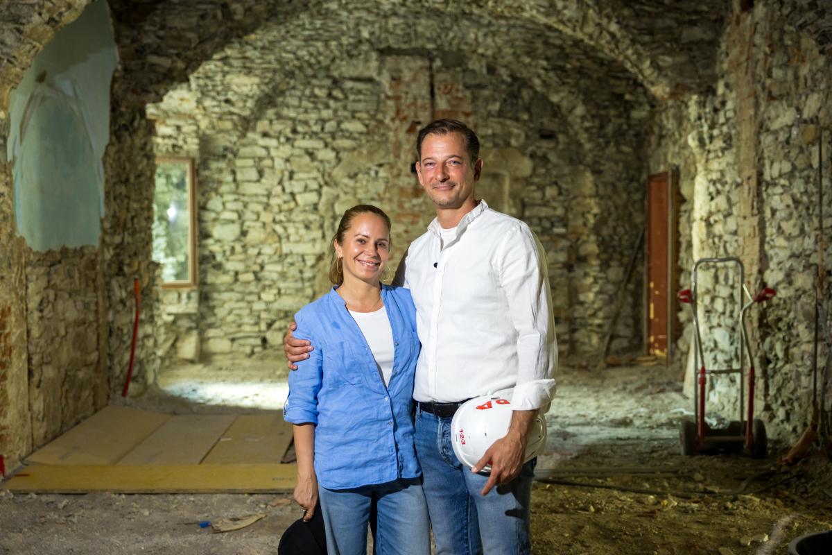 Alois und Agnes Seyrling vor der Baustelle des Hotel Klosterbräu