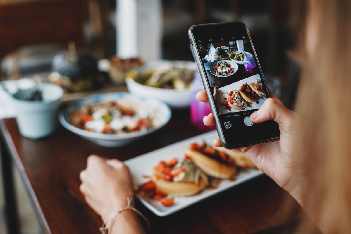 Frau fotografiert Frühstück