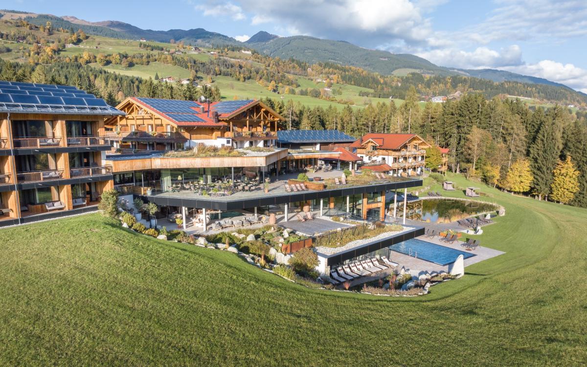 CMH_Gut Sonnberghof_Herbst_Aussenansicht Landschaft