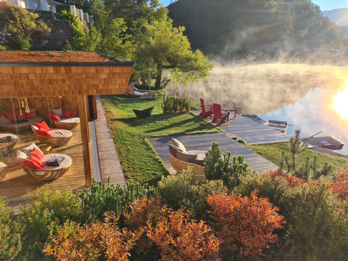 Garten mit Sitzbereichen direkt am See