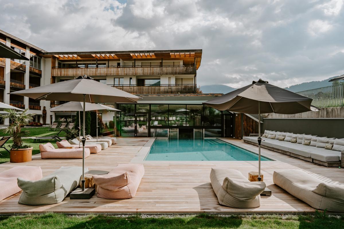 Aussenfassade mit Pool Hotel Petrus