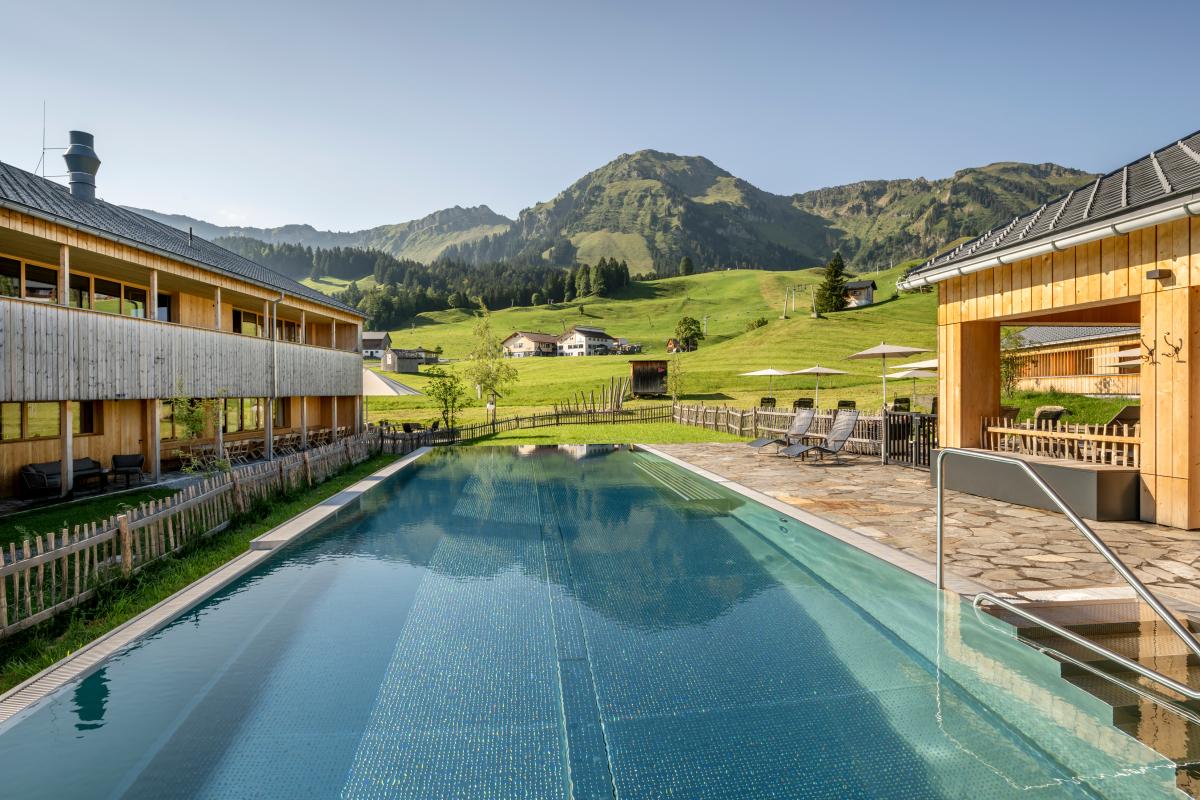 Change Maker Hotel Fuchsegg Eco Lodge mit Pool im Sommer