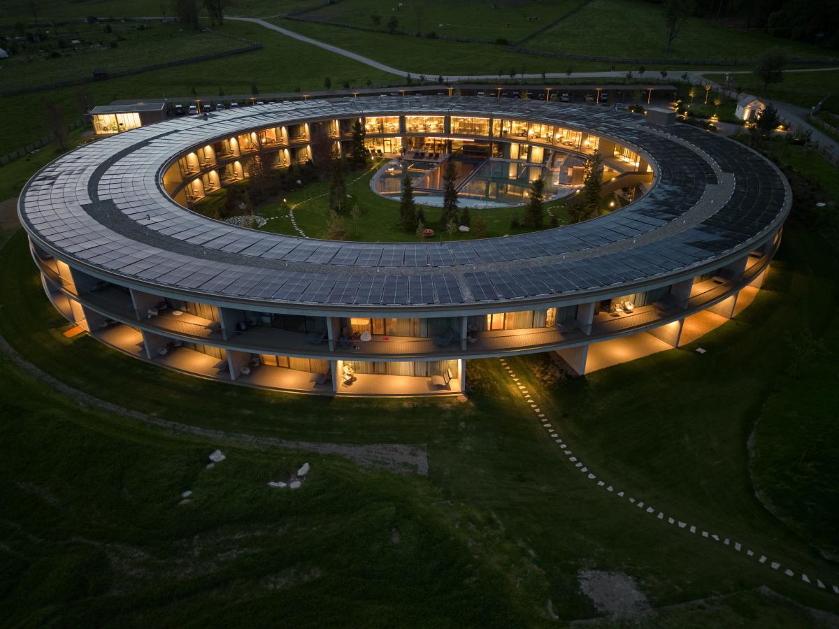 Change Maker Hotel OLM von oben bei Nacht