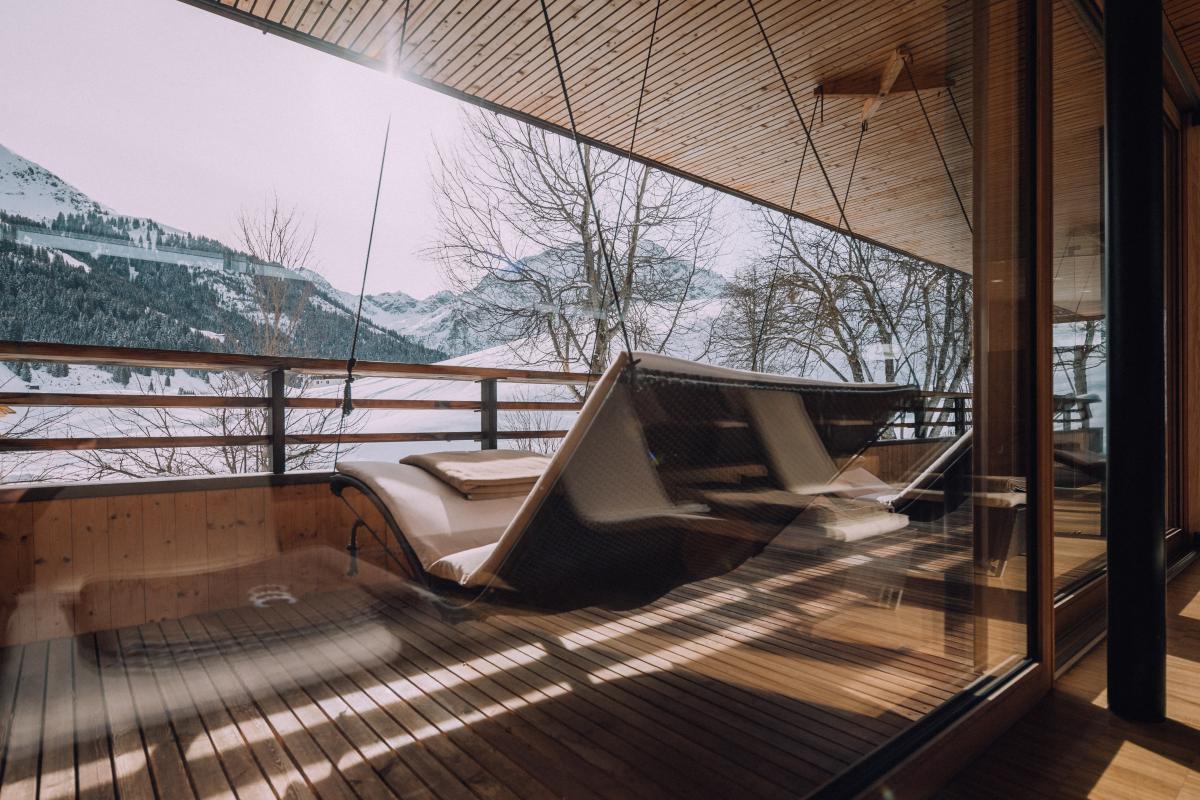 Schwebeliegen im Winter im Naturhotel Chesa Valisa