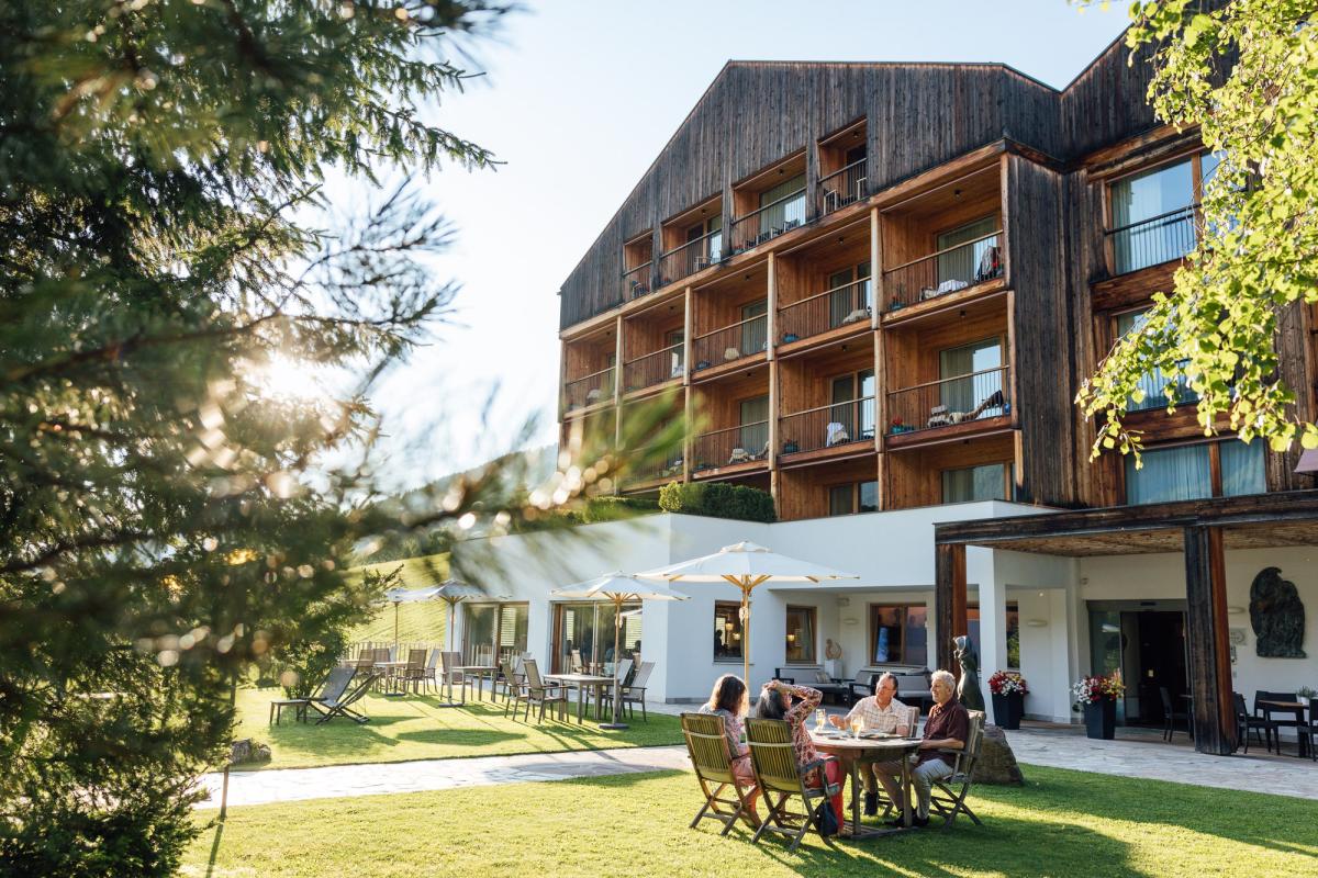 CMH Hotel Tyrol Dolomites Slow Living Sommer Garten Aussenansicht